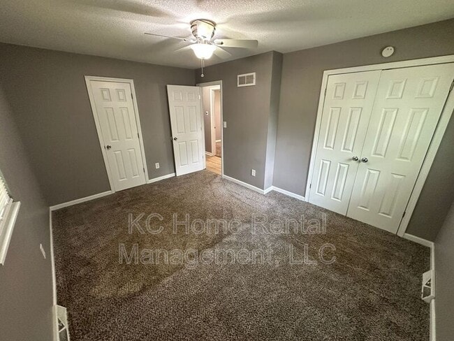 Building Photo - 424 NE Lakeview Dr