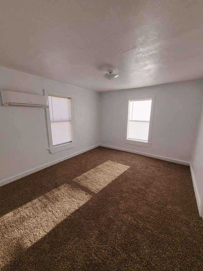 Building Photo - 821 S Avenue C