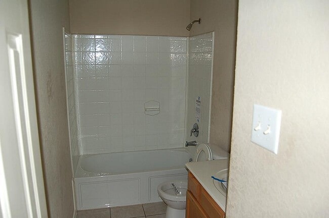 Building Photo - 22023 Thorngrove Ln