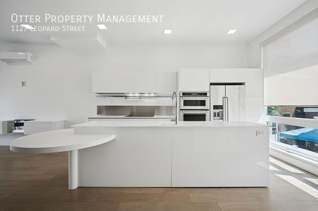 Building Photo - 1127 Leopard St