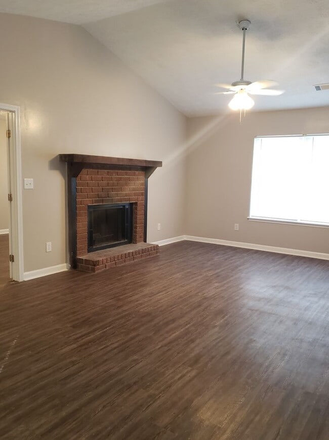 Building Photo - Spacious Ranch-Style 3 Bedroom Home with Bonus room Large back yard!