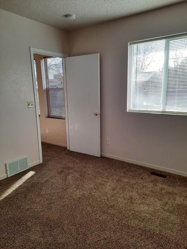 Building Photo - 3 BEDROOM | 2 BATH | HOUSE | SINGLE GARAGE...