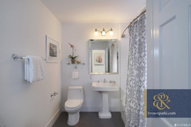 Building Photo - 89 Iris Ave