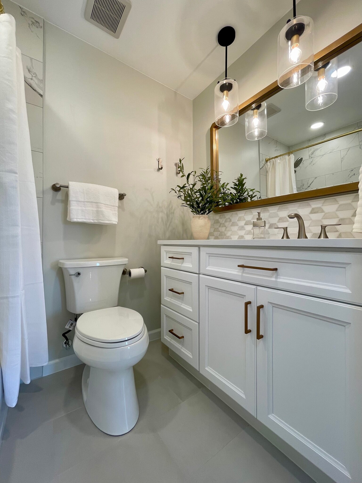 2nd Bathroom (Upstairs) - 16180 Apple Ln