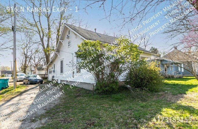 Building Photo - 916 N Kansas Expy