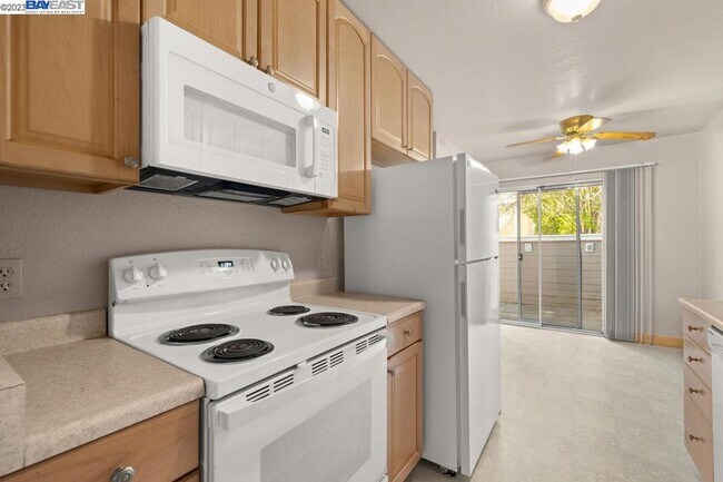 Building Photo - 9101 Newhall Dr