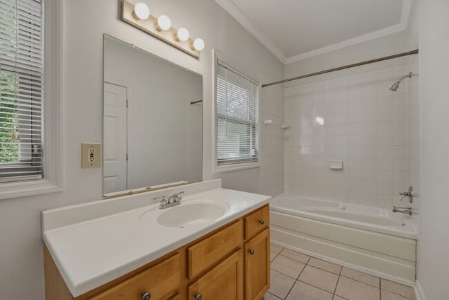 Building Photo - 506 Mellview Ave SW