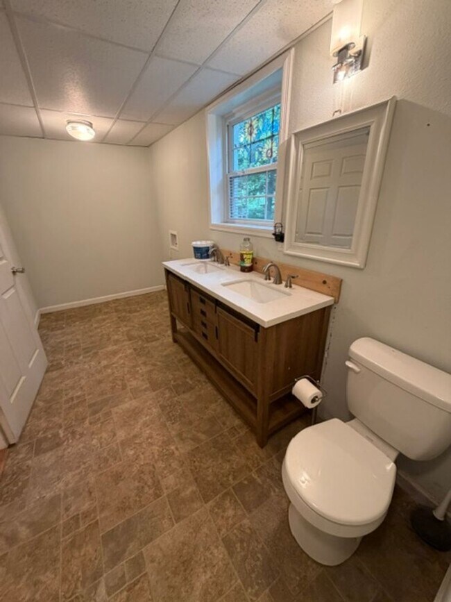 Building Photo - 4040 Lynncrest Dr NE