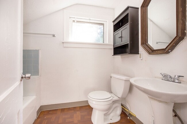Building Photo - 2 BED 1 BATH SINGLE FAMILY HOME IN EUCLID!