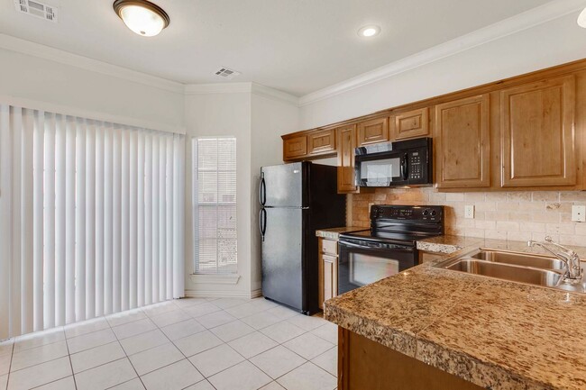 Building Photo - 1/2 OFF FIRST MONTH RENT - 3 bed, 2 bath C...