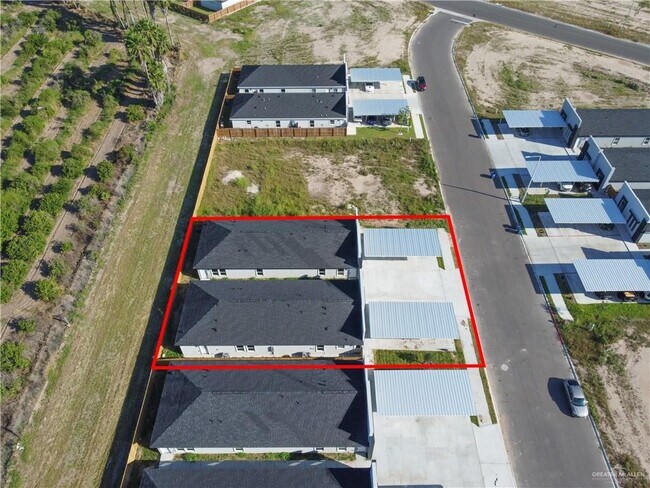 Building Photo - 14 E 13th St