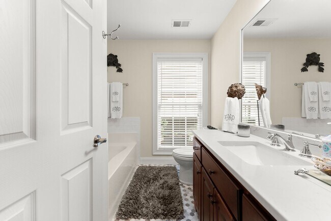 Building Photo - Charming, Step-Less 2 bedroom home with Private Patio Near Lake Lanier