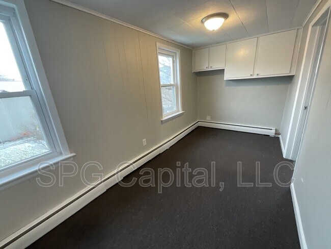 Building Photo - 422 N High St