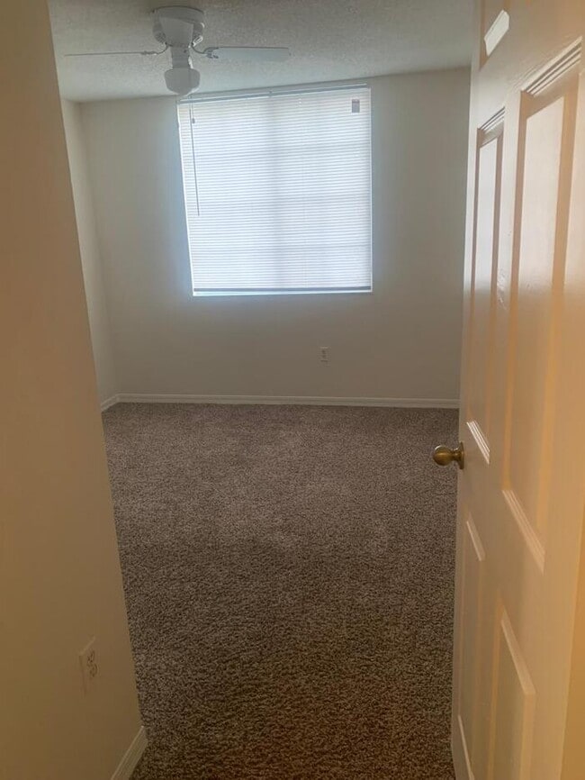 Building Photo - Spacious 3bed/2bath