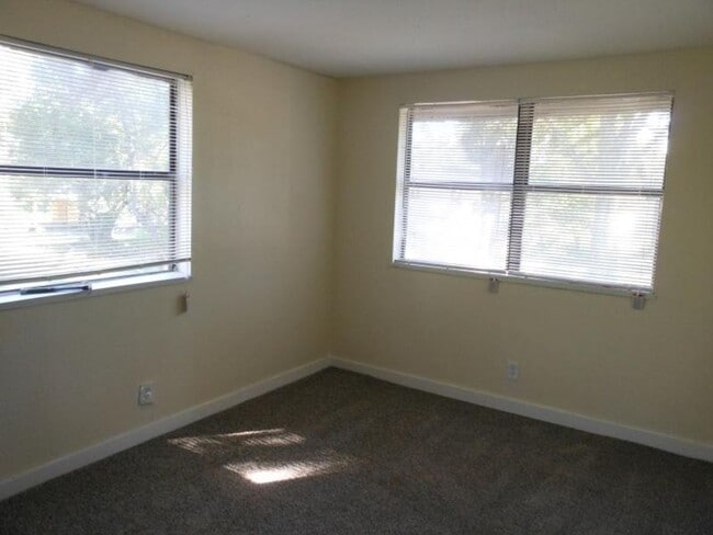 Building Photo - Affordable 2 Bed/ 1 Bath Townhome Style Unit Available Now! Move in Ready!