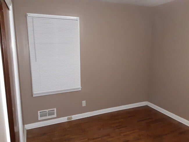 Building Photo - 3 Bedroom 2 Bath located in Oxford