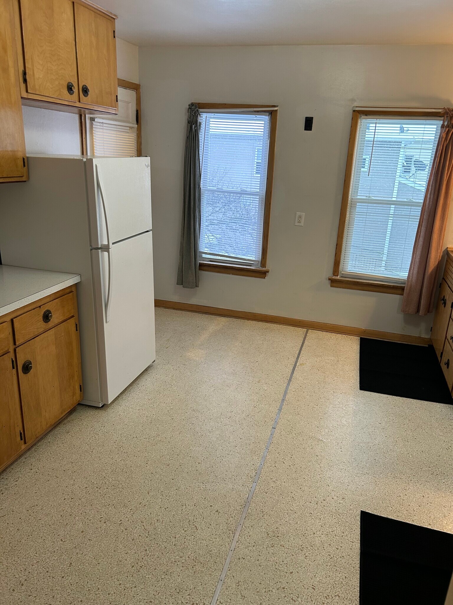 Building Photo - 826 Hess Ave