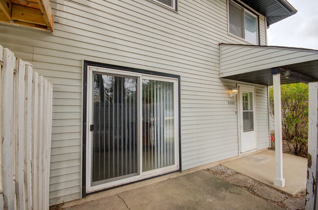 Building Photo - 2302 Carnation Dr