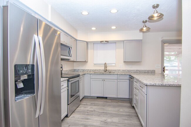 Building Photo - Really Nice 4 bedroom 3 Bath Home on Spacious Lot!