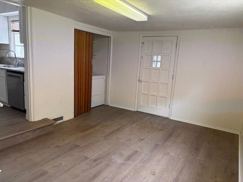 Building Photo - 1038 Buena Vista Dr SE