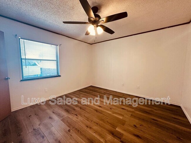 Building Photo - 4110 N Drexel Blvd