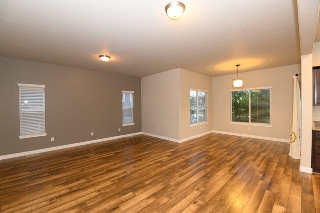 Building Photo - Beautiful Home in Midvale!