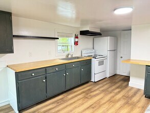 Building Photo - Newly Renovated 3 Bedroom 1.5 Bathroom Hom...