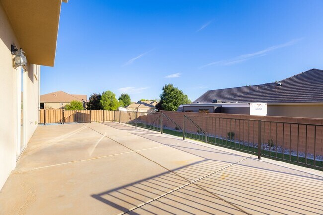 Building Photo - Darling home in desirable Little Valley with a PRIVATE POOL!