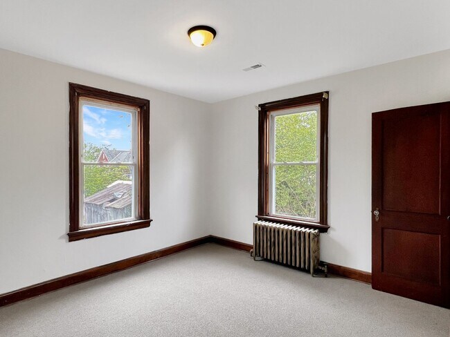 Building Photo - 2806 Hawthorne Ave