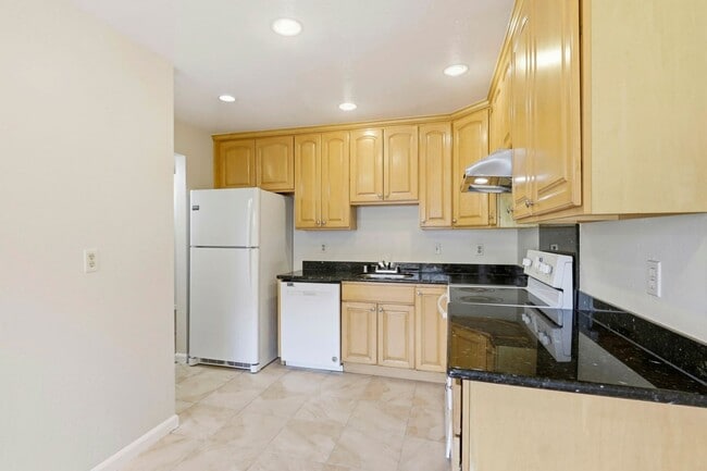 Building Photo - Sunset Park Townhouse Available for Rent!