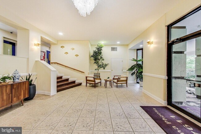 Building Photo - 7611 Maple Ave