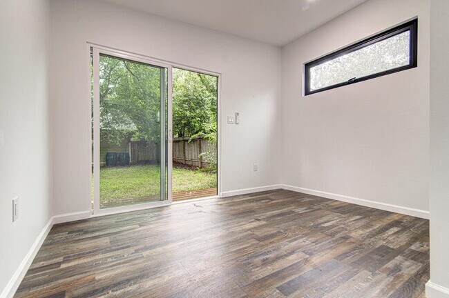 Building Photo - 2704 Nottingham Ln