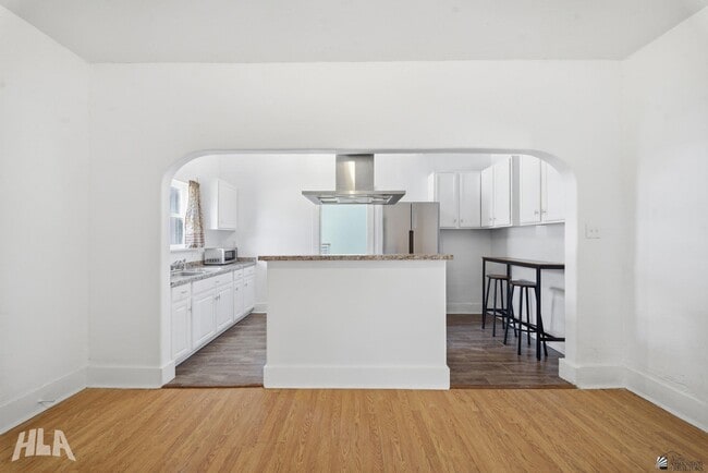 Building Photo - 593 S 1st Ave