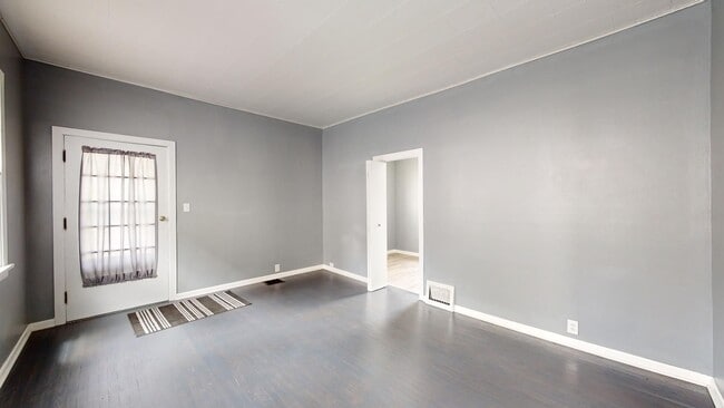 Building Photo - ** AVAILABLE OCTOBER 2025 *** Old Brooklyn...