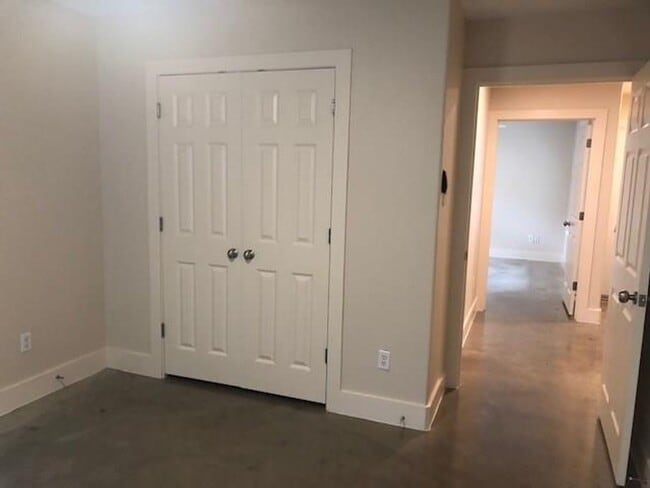 Building Photo - 3 X 2 Townhome Near UT Avail August 2025!