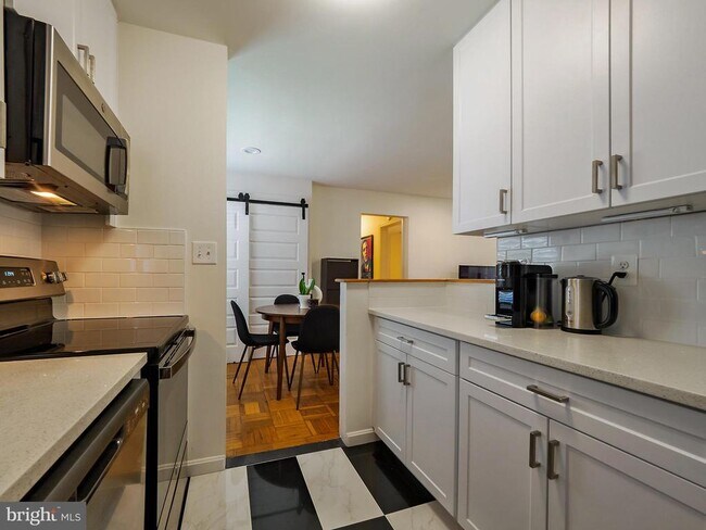 Building Photo - 1608 W Abingdon Dr