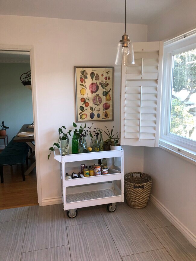 Building Photo - 2131 E 1st St