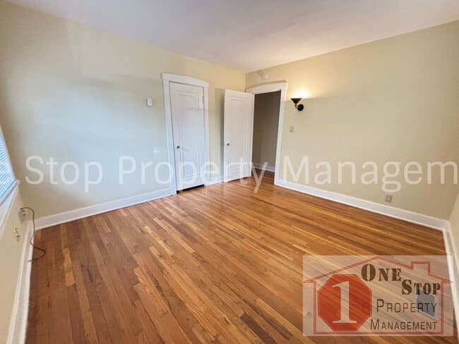 Building Photo - Charming 2-bedroom, 1-bath Duplex in Kansa...