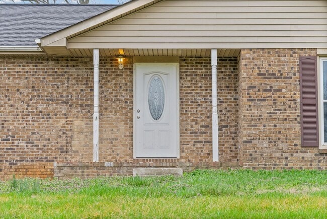 Building Photo - Pet Friendly Three Bedroom!