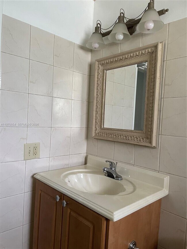 Building Photo - 2607 NE 8th Ave