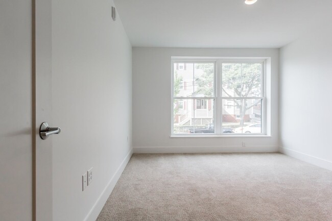 Building Photo - 1BR/1BA - Beautiful Updated Condo in Downtown Portland