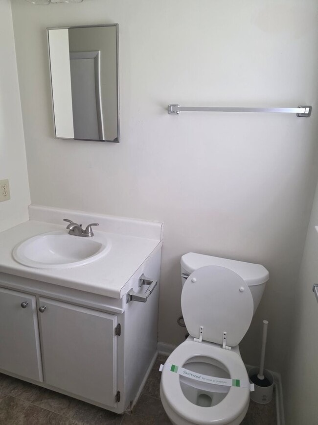 Building Photo - 4 Bedroom, 1.5 bath, 1 car garage, fenced in yard, under 25 dog may be permitted