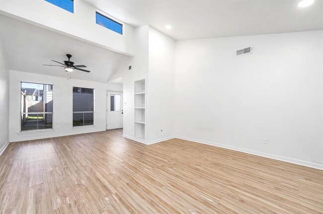 Building Photo - 10626 Sandpiper Dr