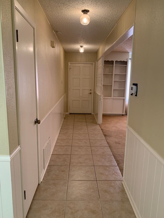 Building Photo - Cozy and Quaint 2 bedroom 2 bath with bonu...
