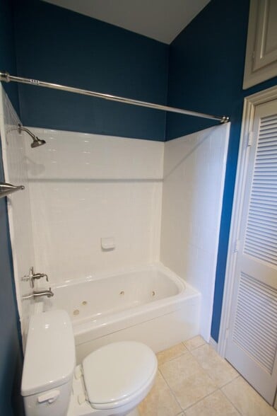 Jetted tub - 1818 N Fitzhugh Ave