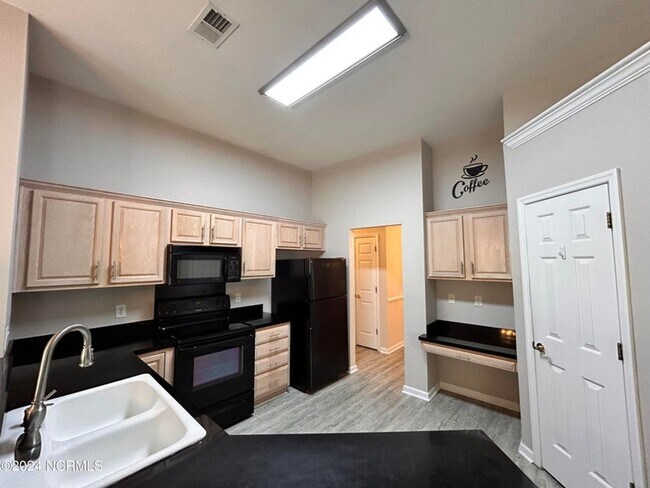 Building Photo - Beautiful brick home in sought-after Sandp...