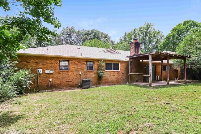 Building Photo - 5352 Patrick Henry Dr