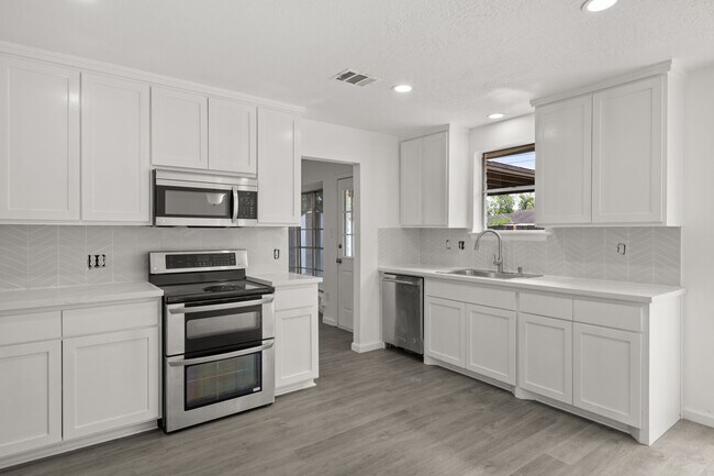 Building Photo - 16822 David Glen Dr