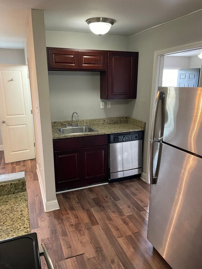 Building Photo - Renovated 1BD in Gated Complex! Washer/Dryer in unit!