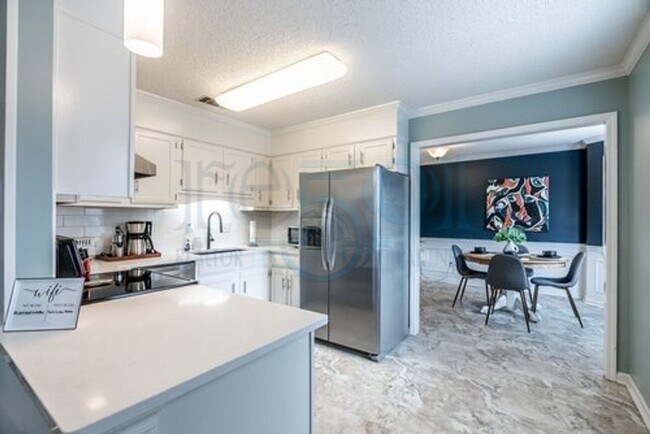 Building Photo - Available in Early August Attn: Pilots! 3BR 2BA Crashpad!